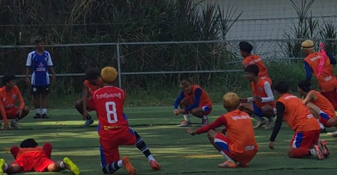 ក្រុមបាល់ទាត់វិទ្យាល័យ ជាស៊ីម សាមគ្គី បញ្ចូលល្បែងប្រជាប្រិយខ្មែរជាលំហាត់បង្កើនកម្លាំងកូនក្រុម