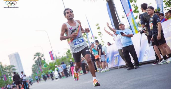 មុនរត់ចម្ងាយឆ្ងាយ២-៣ថ្ងៃ វ៉ាន់ ភារ៉ា បុកហូបអាហារប៉ូវច្រើន តែក៏តមរសជាតិហឹរ ជូរ និង គ្រឿងផ្អាប់