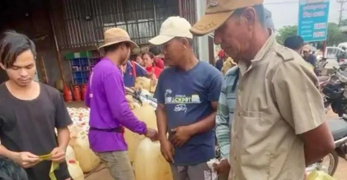 ពលរដ្ឋសម្រុកទិញប្រេងស្តុកទុក ខ...