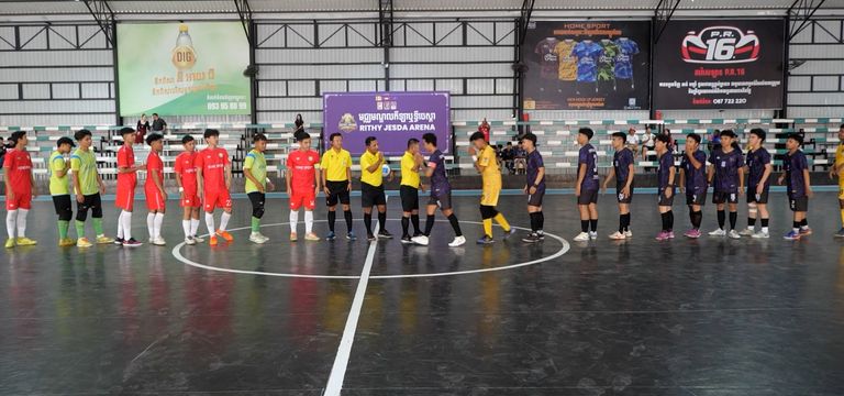 ពានរង្វាន់បាល់ទាត់ក្នុងសាល «ឫទ...