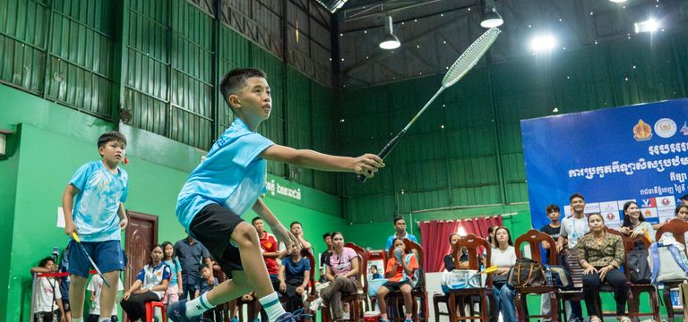ឃើញម្នាក់ឈរមុខ ម្នាក់ឈរនៅក្រោយ...