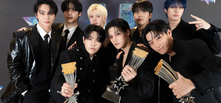 ATEEZ យកឈ្នះ “បណ្តាសា ៧ ឆ្នាំ” ជាមួយពានរង្វាន់សិល្បករប្រចាំឆ្នាំ