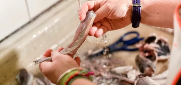 ធ្វើម្ហូបហើយ មានក្លិនឆ្អាបជាប់ដៃ ងាករករបស់ ៦យ៉ាងនេះក្នុងផ្ទះ ជួយបំបាត់ក្លិនឆ្អាបអស់ សល់តែក្លិនក្រអូប