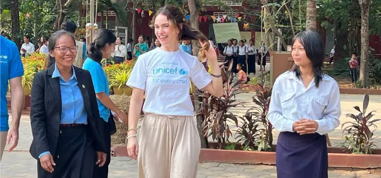 តួឯកស្រីរឿង Cinderella កញ្ញា Lily James បានមកទស្សនកិច្ចនៅកម្ពុជា និងបានលេងល្បែងប្រជាប្រិយខ្មែរ