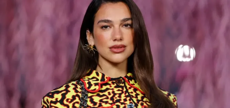 Dua Lipa ប្តឹងក្រុមហ៊ុន Samsung ទាមទារសំណង ១៥ លានដុល្លារ ជុំវិញការប្រើប្រាស់រូបភាពនាងលើប្រអប់ទូរទស្សន៍