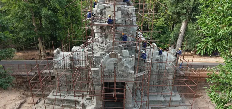 ខ្លោង​ទ្វារ​បុរាណ​នៃ​ប្រាសាទ​តាព្រហ្ម ​ទទួល​បានការ​ជួសជុល​យ៉ាង​ផ្ចិតផ្ចង់ ត្រៀម​បញ្ចប់​ចុង​ឆ្នាំ​នេះ